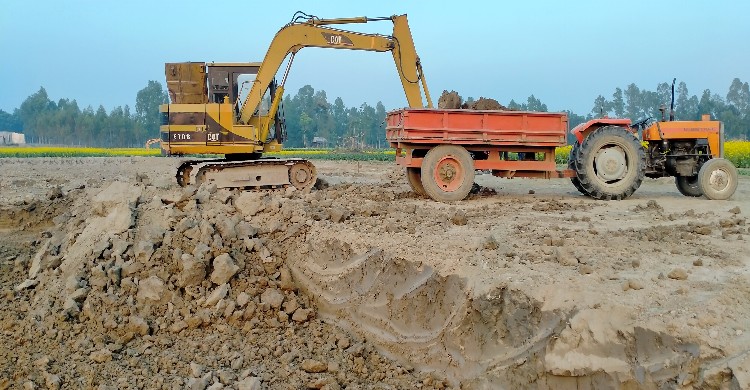আবাদী জমি ধ্বংস করে নাগরপুরে চলছে মাটির